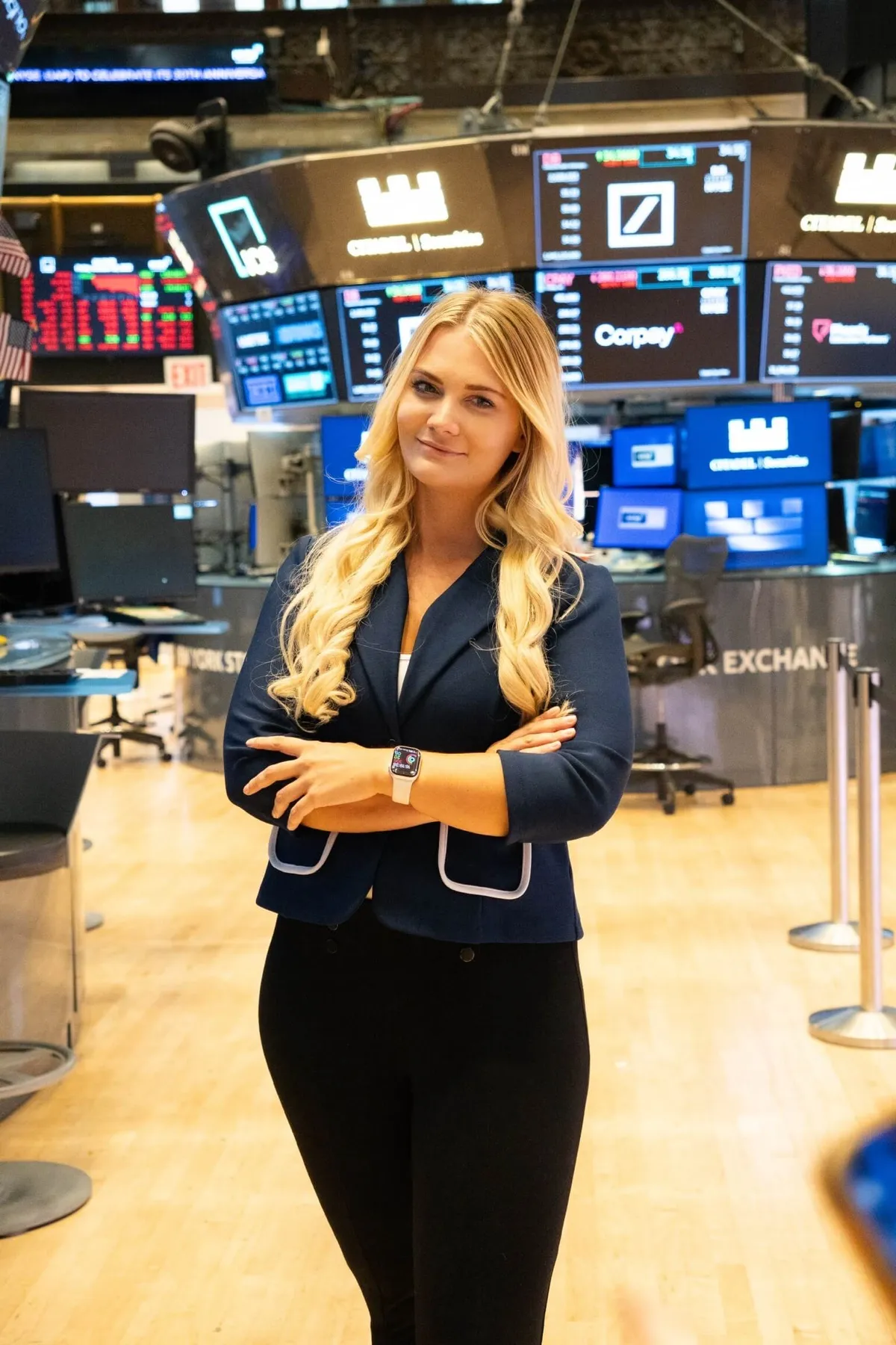 Anne Schwedt vor der New York Stock Exchange