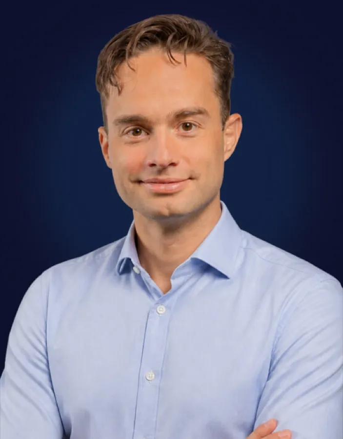 Dennis, Community Manager